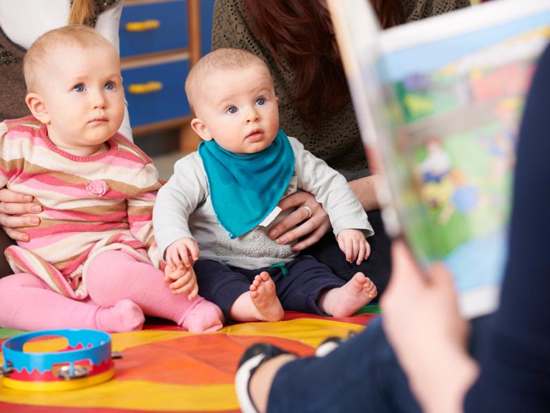 Børn der lytter til historie