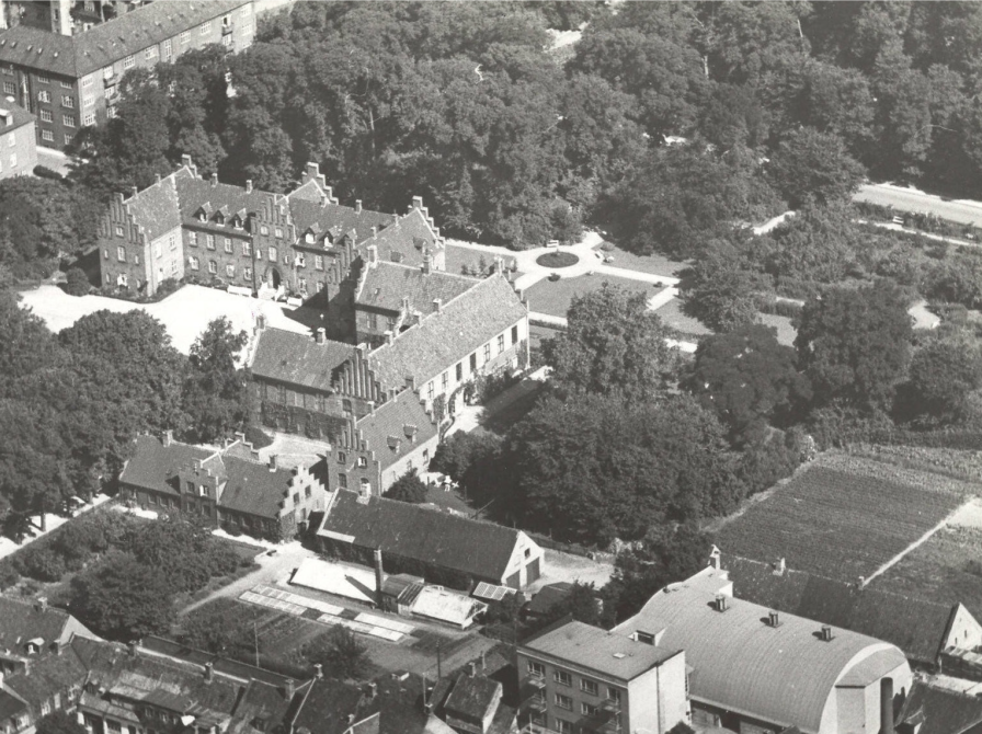 Roskilde Kloster inden opførelsen af Roskilde Bibliotek, 1950'erne