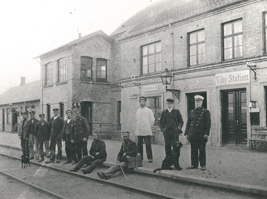 Post- og stationspersonale foran Viby Station