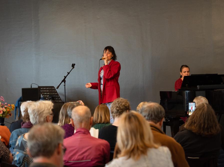 Julie Maria optræder som gæstevært til morgensang